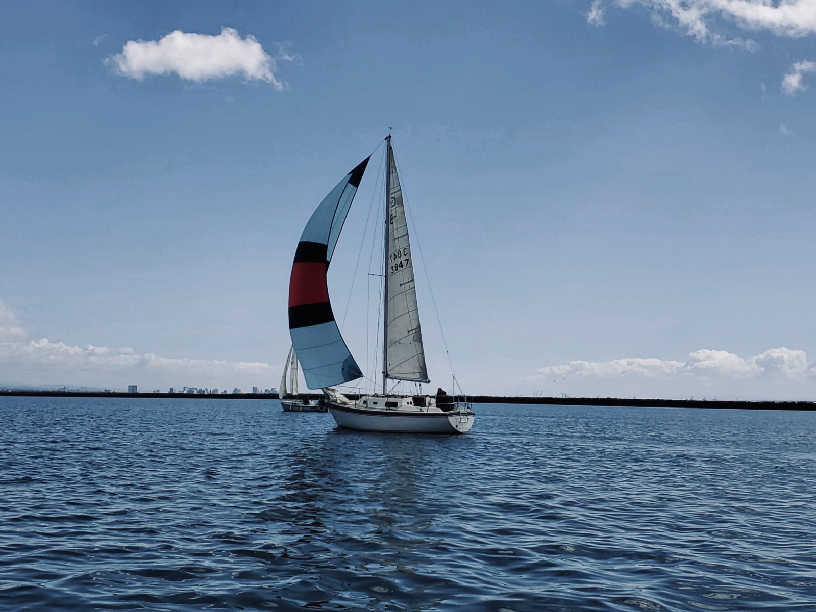 Ana-Steven-sailing-in-to-Marina-Bay-Photo-Tradewinds-1