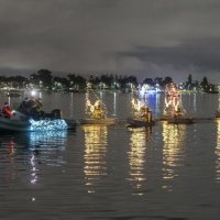 December-photos-from-ACSCs-lighted-yacht-parade-float©Emily-Zugnoni