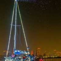 Oakland-LIghtedboat-Parade_2024_SantaDinghyjpg
