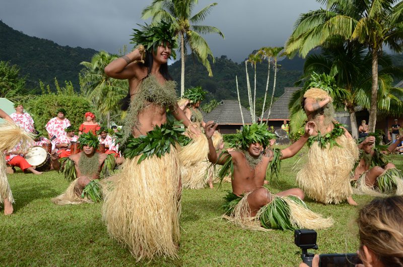 hula dancers