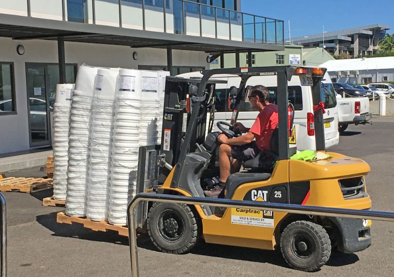 Forklift with paletted buckets