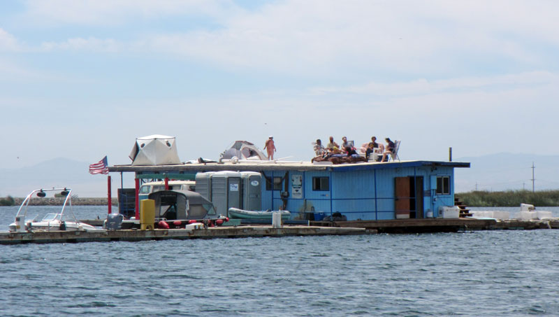 Houseboat raft-up