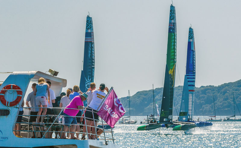 Spectators cheer on top 3 boats