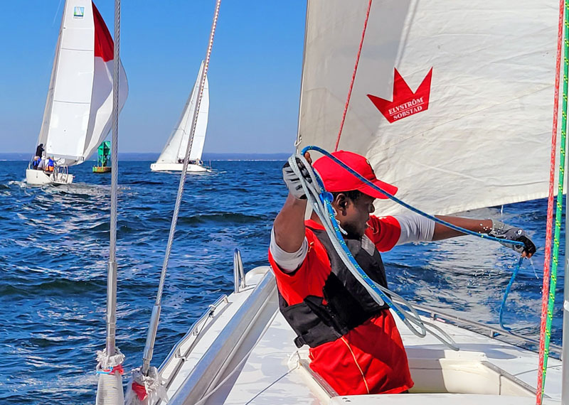 Foredeck crew pulling lines