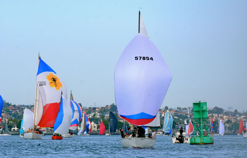 Fleet at green buoy