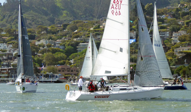 Streaker and other boats starting in front of Sausalito Yacht Club