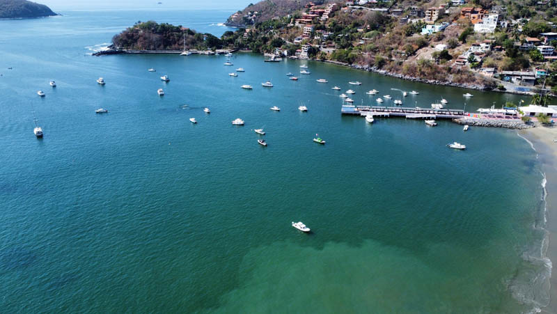 boats in bay for Zihuatenjo sailfest