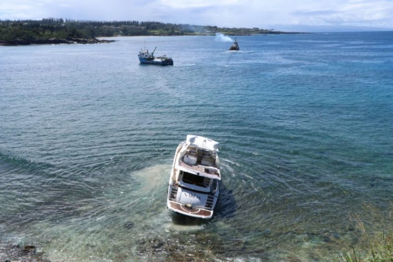 yacht sinks in maui