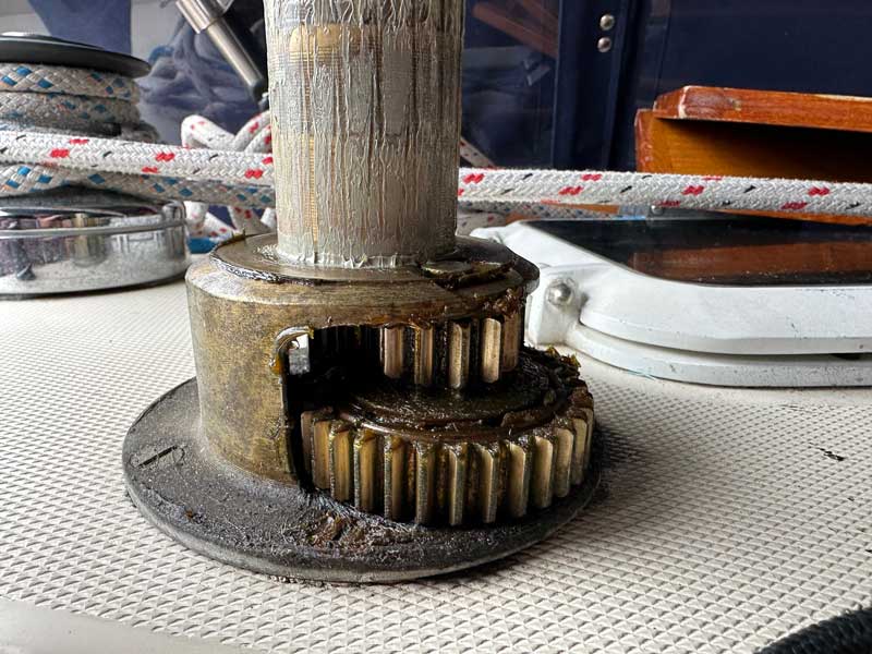 Despite a sunny Saturday we shifted back to boat maintenance. While Tom was happier grinding the freshly greased primary winches on Friday we still had the halyard winches left to clean up and grease.