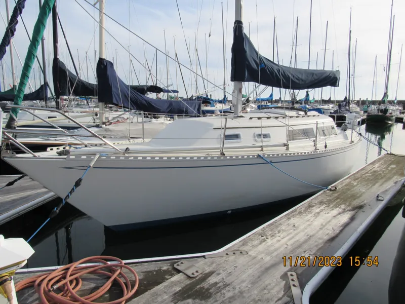 Islander Bahama 30