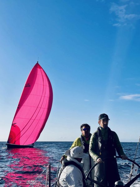 Favonius 2 getting past the Farr 85 Sapphire Knight.