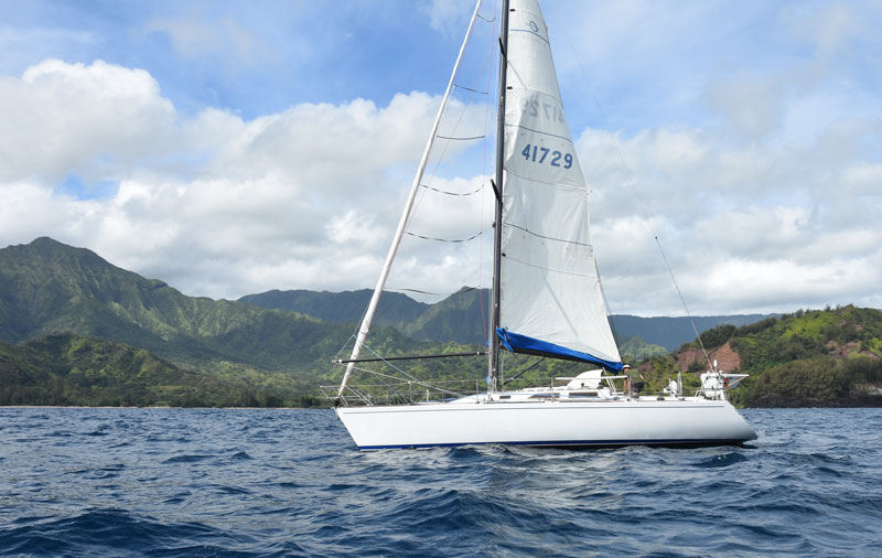 Perplexity motorsails into Hanalei Bay