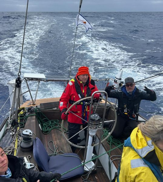 Sir Edmund crew started in foulies and are warming up from there.