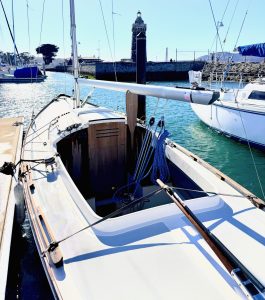 Knarr-142-Stern-Cockpit