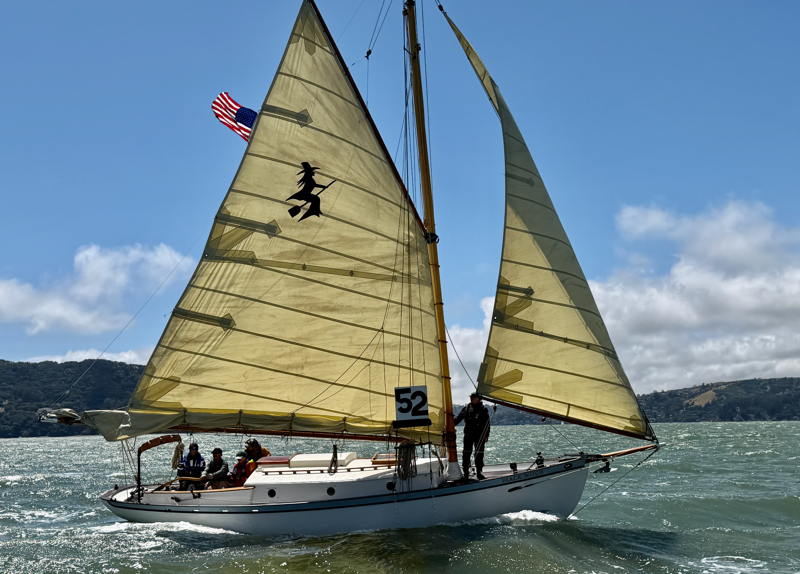 Black Witch on the long reach from Blossom to the Bob Klein buoy. 