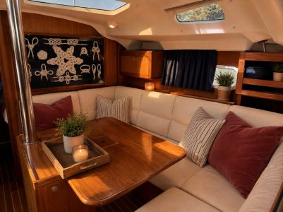 Cozy-Sailboat-Living-Room