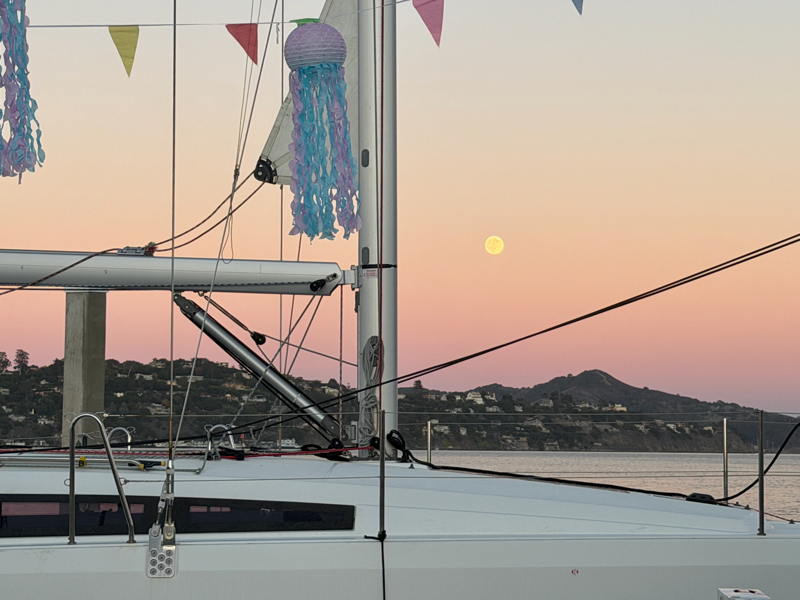 A full moon, clear sides and warm air made for comfortable evenings.