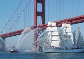 Cuauhtemoc was definitely lookin' good as she passed beneath the Gate -- and the blaring Ranchero music added to the festive mood. 