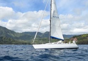 Perplexity motorsails into Hanalei Bay