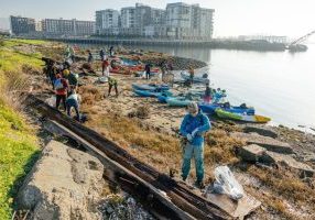 I Heart Oakland Alameda Estuary volunteers cleaning up the Oakland shoreline.