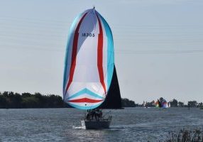 Owner Lisa Wilson and crew cruising to a Heavy +1 Division win.